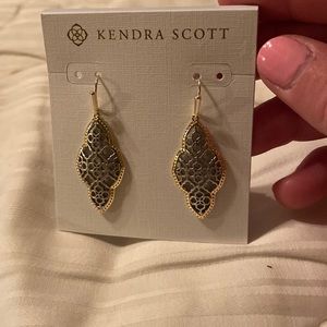 New with Tags Kendra Scott Abbie Drop Earrings